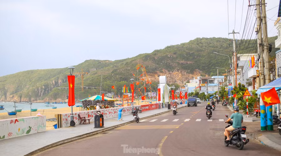 Nằm trên dãy Phương Mai, cách trung tâm TP. Quy Nhơn khoảng chừng 20km, Nhơn Hải đang trở thành một điểm đến du lịch biển hấp dẫn. Đến Nhơn Hải mùa này, ngoài bãi đá rêu xanh, du khách còn tận hưởng vẻ đẹp của thiên nhiên, thưởng thức những món ăn ngon tại đây.