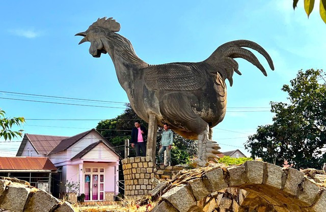 Tượng gà tại thôn Đarahoa được xây dựng năm 1978. Tượng gà tại thôn Đarahoa được xây dựng năm 1978.