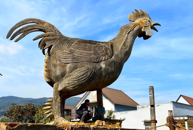 Tượng gà 9 cựa ở thôn Đarahoa.