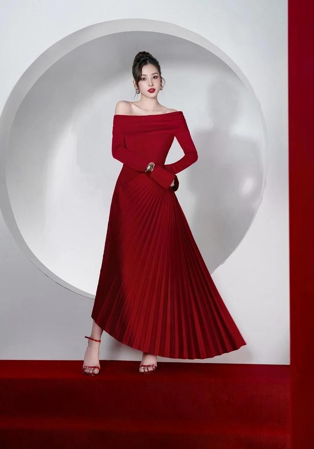 Tựa như một bản phối tinh tế với dáng ôm nhẹ nhàng tạo cảm giác thon gọn và thanh mảnh cho người mặc. Gam đỏ nổi bật nhưng không kém phần sang trọng, phù hợp để cùng nàng tỏa sáng bất kỳ nơi đâu, từ những buổi tiệc tối lộng lẫy đến các sự kiện công sở trang nhã. ẢNH: LAVIEM