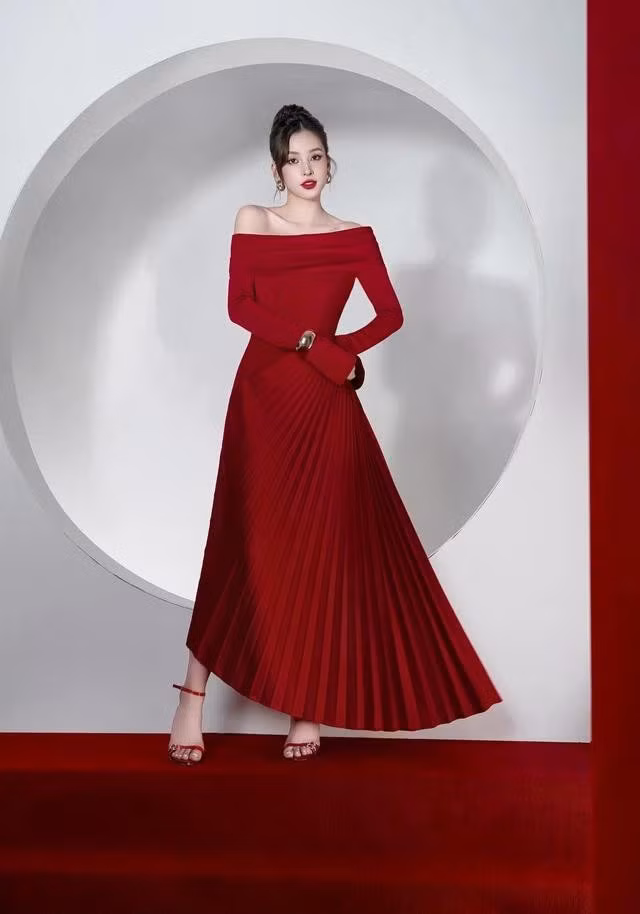 Tựa như một bản phối tinh tế với dáng ôm nhẹ nhàng tạo cảm giác thon gọn và thanh mảnh cho người mặc. Gam đỏ nổi bật nhưng không kém phần sang trọng, phù hợp để cùng nàng tỏa sáng bất kỳ nơi đâu, từ những buổi tiệc tối lộng lẫy đến các sự kiện công sở trang nhã. ẢNH: LAVIEM