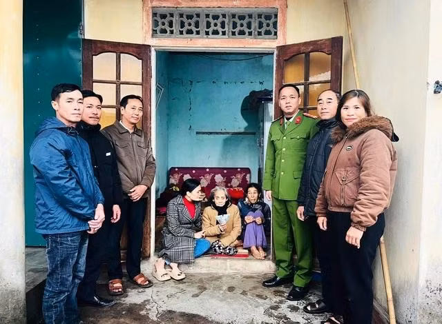Công an xã Vĩnh Thái trao số tiền của cộng đồng mạng ủng hộ cho gia đình bà Nguyễn Thị Hoa (ngồi ngoài cùng bên phải). ẢNH: B.H