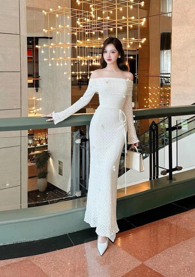 Được sáng tạo từ chất liệu ren mềm mại, thiết kế ôm sát cơ thể khéo léo tôn lên những đường cong quyến rũ. Điểm nhấn đặc biệt nằm ở những bông hoa đính kết thủ công tinh xảo, tựa như một quý cô kiêu sa, đài các. ẢNH: LAVIEM