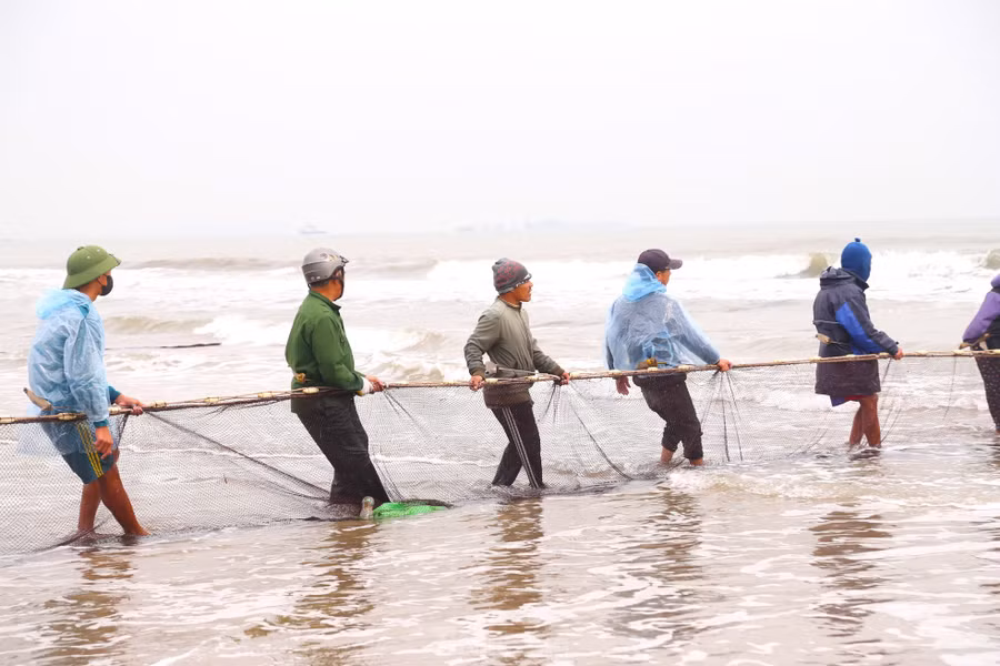 “Kéo một mẻ lưới được nhiều hay ít cá phụ thuộc “trời thương”. Có ngày trúng đậm, mỗi mẻ lưới thu về cả chục triệu đồng nhưng cũng có những ngày, chỉ được vài cân cá, tôm. Ngày được bù ngày kém, chia ra mỗi người cũng có thu nhập từ 300.000 - 500.000 đồng/ngày”, ông Hùng chia sẻ.