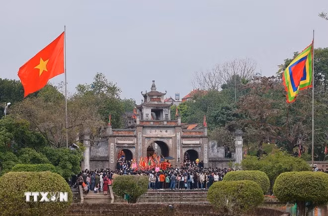 Đền Cổ Loa trong ngày diễn ra lễ hội. (Ảnh: Hoàng Hiếu/TTXVN)