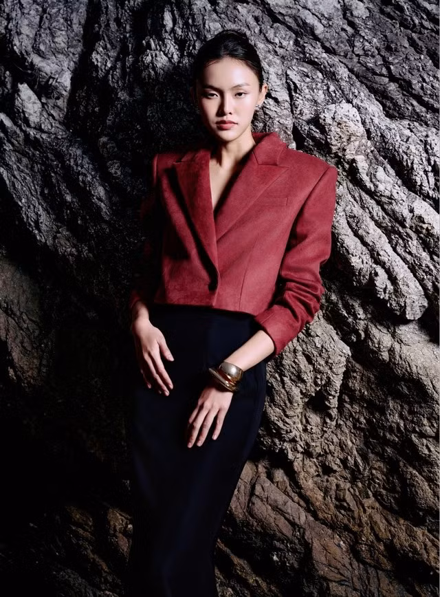 Chiếc áo khoác lửng mang màu đỏ trầm cùng các phụ kiện ấn tượng được xem là tuyên ngôn của phong cách thời trang ... quyền lực nơi công sở. ẢNH: DECODE HOUSE