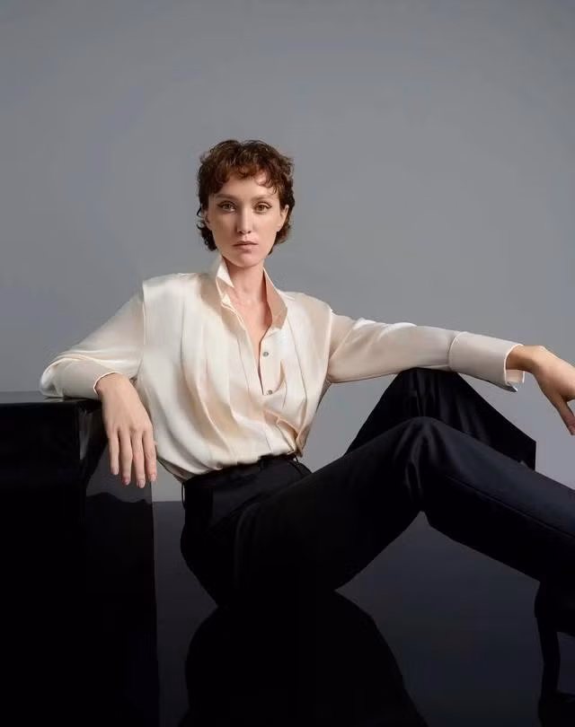 Những bộ cánh kinh điển gồm sơ mi lụa và quần sẫm màu cũng là một "thành phần" của phong cách thời trang "quyền lực" này. ẢNH: DECODE HOUSE