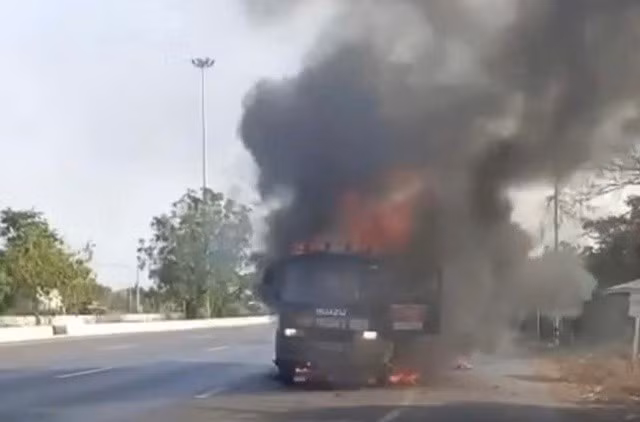 Xe tải chở trang thiết bị và xe đạp của ĐT Việt Nam cháy trơ khung. Ảnh: BHL cung cấp