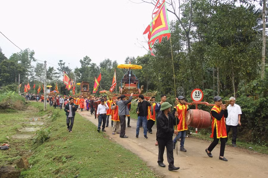 Người dân xã Phú Gia rước bảo vật vua Hàm Nghi.