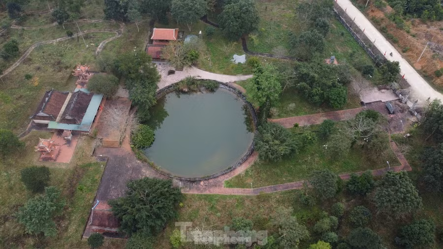 Ngôi đền Trầm Lâm và giếng nước đổi màu trước cửa đền.