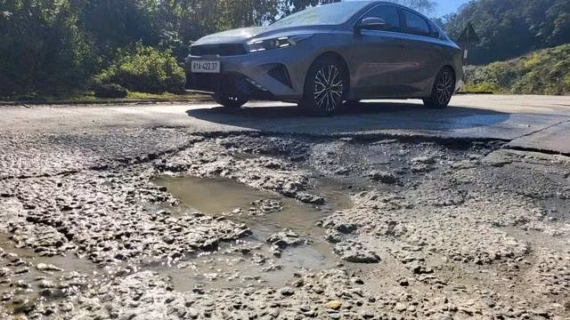 Đèo Lò Xo bị xuống cấp, hư hại. ẢNH: ĐỨC NHẬT