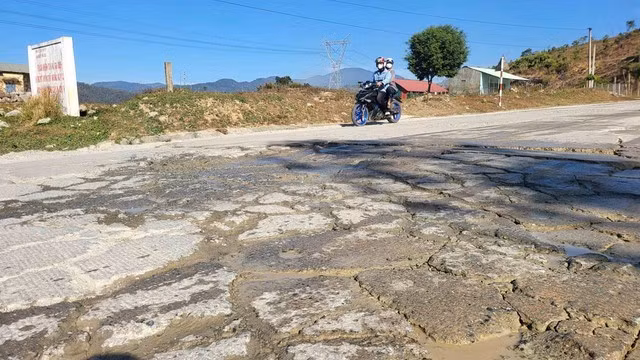 Đèo Lò Xo hư hỏng gây khó khăn cho việc lưu thông. ẢNH: ĐỨC NHẬT