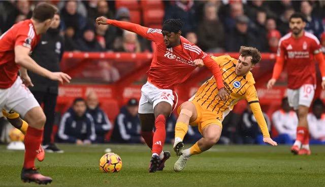 Elanga (21) tranh chấp bóng cùng Hinshelwood