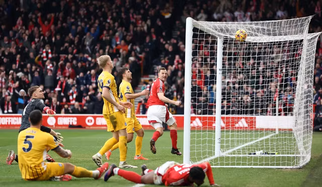 Chris Wood giúp đội chủ nhà dẫn 3-0 chỉ sau hơn nửa giờ