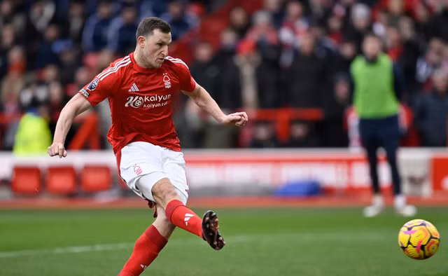 Chris Wood hoàn tất cú hat-trick sau cú sút phạt từ chấm 11m