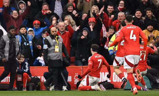 Neco Williams vui mừng sau khi ghi bàn thứ 6