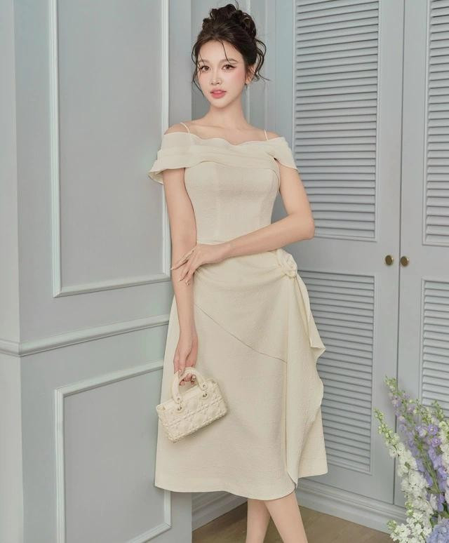 Chiếc váy chính là định nghĩa hoàn hảo của sự tinh tế và quý phái. Thiết kế trễ vai gợi cảm kết hợp với phom dáng midi thanh lịch, biến mỗi bước đi của nàng trở thành tâm điểm mọi ánh nhìn từ xung quanh. ẢNH: RIMMY