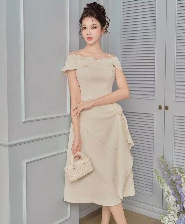 Chiếc váy chính là định nghĩa hoàn hảo của sự tinh tế và quý phái. Thiết kế trễ vai gợi cảm kết hợp với phom dáng midi thanh lịch, biến mỗi bước đi của nàng trở thành tâm điểm mọi ánh nhìn từ xung quanh. ẢNH: RIMMY