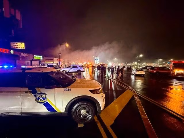 Cảnh sát có mặt tại hiện trường vụ rơi máy bay ở Philadelphia. ẢNH: VĂN PHÒNG QUẢN LÝ TÌNH TRẠNG KHẨN CẤP PHILADELPHIA