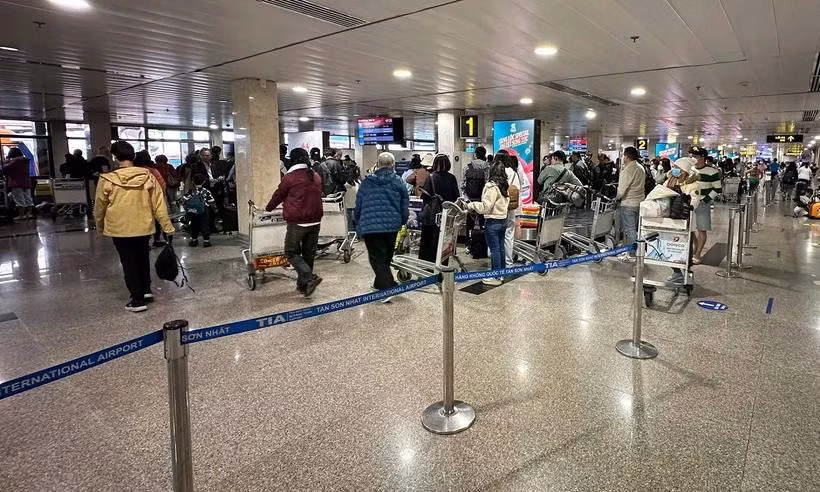 san-bay-tan-son-nhat-don-hon-146300-khach.jpg