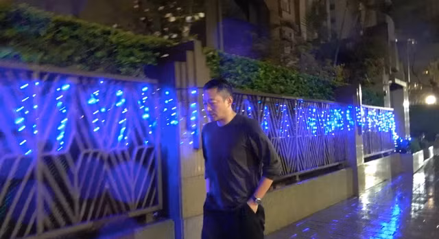 Hình ảnh Uông Tiểu Phi buồn bã đi dưới mưa sau khi bay đến Đài Loan hôm 3.2. ẢNH: CHỤP MÀN HÌNH NEXT APPLE