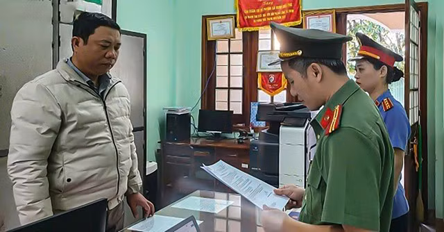 Công an đọc quyết định khởi tố bị can Dương Thanh Cường. ẢNH: CÔNG AN TỈNH BÌNH ĐỊNH