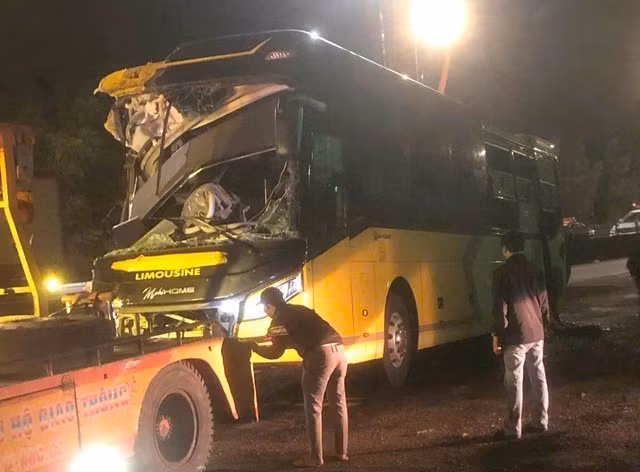 Chiếc xe khách trong vụ tai nạn nghiêm trọng ở Phú Yên.