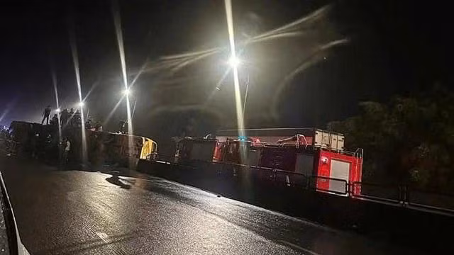 Hiện trường vụ lật xe khách trên QL1A, đoạn qua TX.Sông Cầu (Phú Yên) khiến 3 người tử vong và nhiều người khác bị thương. ẢNH: T.B.N