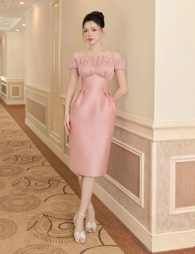 Với chất liệu cao cấp và gam màu hồng ngọt ngào, từng đường nét được chăm chút tỉ mỉ để tôn vinh trọn vẹn hình thể người phụ nữ, mang lại sự thoải mái tuyệt đối mà không đánh mất vẻ sang trọng. ẢNH: RIMMY