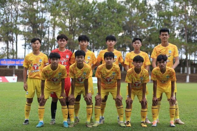Đinh Quang Kiệt (ngoài cùng bên phải, hàng trên) có chiều cao vượt trội đồng đội cùng trang lứa Đinh Quang Kiệt (ngoài cùng bên phải, hàng trên) có chiều cao vượt trội đồng đội cùng trang lứa