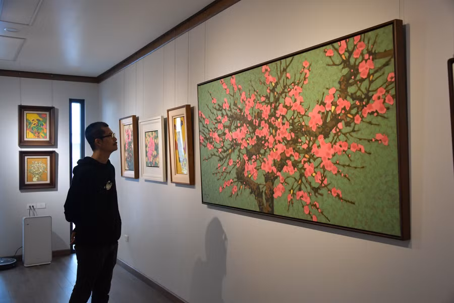 Không gian trưng bày đào xuân tại Hữu Khoa Art Studio. ẢNH: LAM PHONG