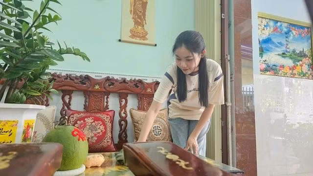 Ước mơ của Trúc là được làm quân nhân giống ba. ẢNH: NAM LONG