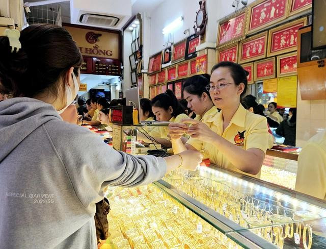 Giá vàng tăng mạnh trong kỳ nghỉ Tết. Ảnh: LAM GIANG vang-tang-gia-manh-dd.jpg
