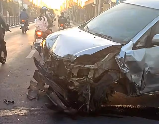 Phần đầu xe ô tô biến dạng, gãy rời bánh sau sự cố. ẢNH: C.T.V