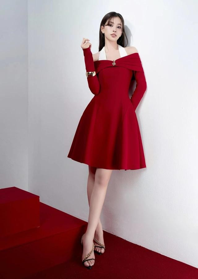 Tông màu đỏ rực rỡ, sang trọng và quyền lực, khiến thiết kế này trở thành lựa chọn không thể thiếu trong những bữa tiệc cuối và đầu năm mới. Diện lên mình mẫu váy khoét xẻ tinh tế, nàng không chỉ tỏa sáng mà còn toát lên thần thái quý phái. ẢNH: LAVIEM