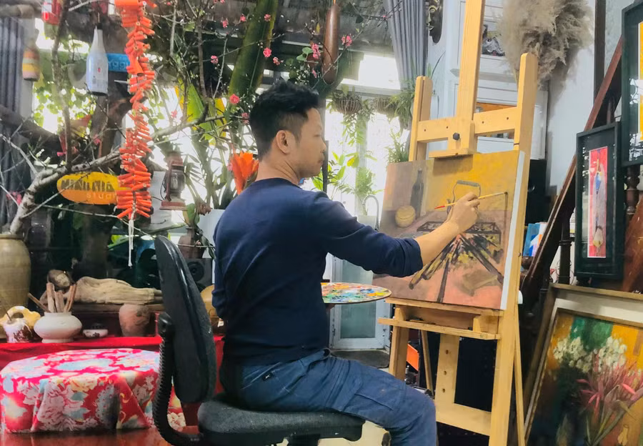 Họa sĩ Nguyễn Minh với sáng tác bếp của năm 2025. ẢNH: NVCC