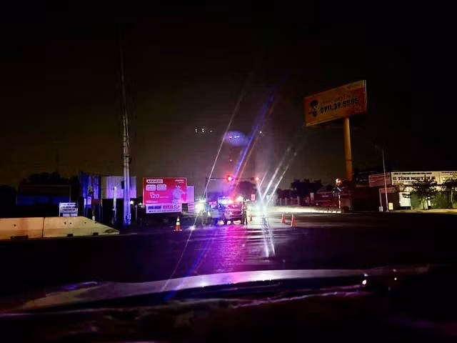 Lực lượng Cảnh sát giao thông đóng đường vào cao tốc, hướng dẫn các xe đi theo Quốc lộ 1 về TP HCM