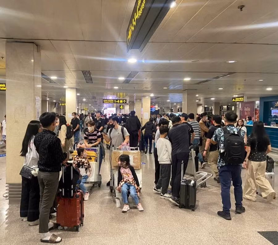 hon-150000-khach-qua-lai-san-bay-tan-son-nhat-trong-ngay-cuoi-cua-ky-nghi-tet-nguyen-dan-anh-nguon-conglyvn.jpg