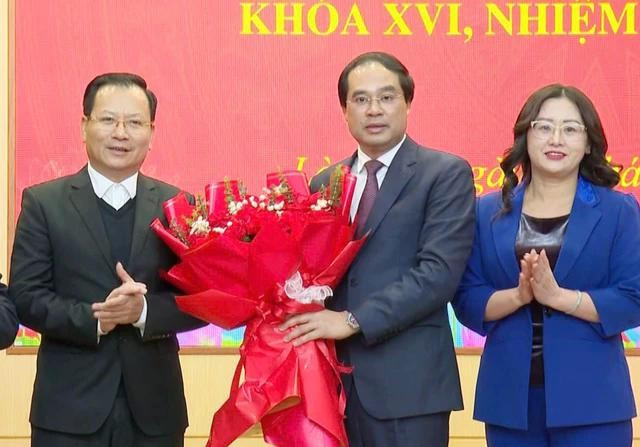 Thường trực UBND tỉnh tặng hoa chúc mừng tân Bí thư Tỉnh ủy Trịnh Xuân Trường. Ảnh: Báo Lào Cai lao-cai.jpg