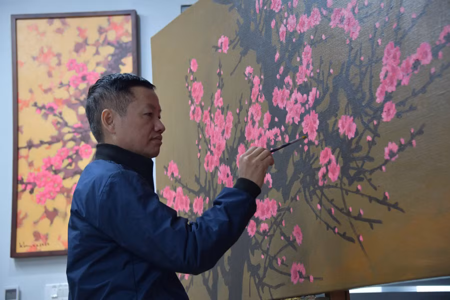 Một tác phẩm đào xuân đang trong quá trình hoàn thiện. ẢNH: LAM PHONG