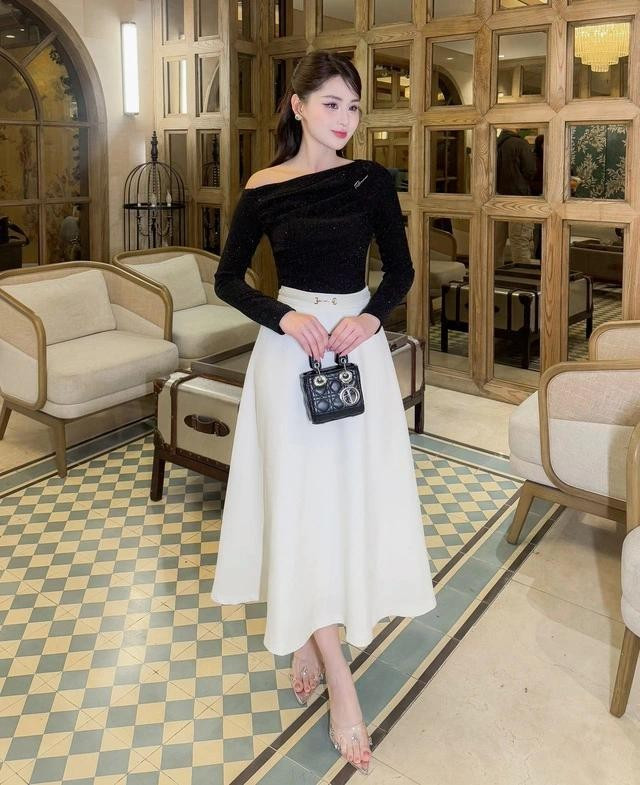 Như lời tôn vinh vẻ đẹp của sự nhẹ nhàng và tinh tế, dành riêng cho những quý cô yêu sự tối giản nhưng luôn mong muốn nổi bật với phong cách riêng. Thiết kế lệch vai độc đáo tạo điểm nhấn quyến rũ, kết hợp cùng chi tiết xếp ly tinh xảo tôn lên đường nét nữ tính. ẢNH: RIMMY