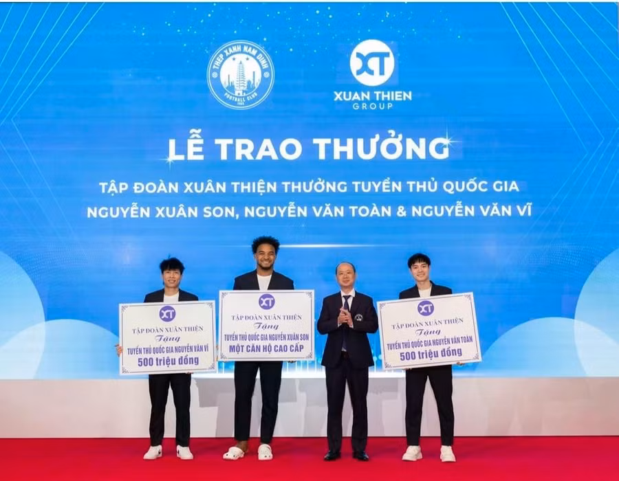 3 cầu thủ CLB Nam Định nhận thưởng. Ảnh: CLB Nam Định