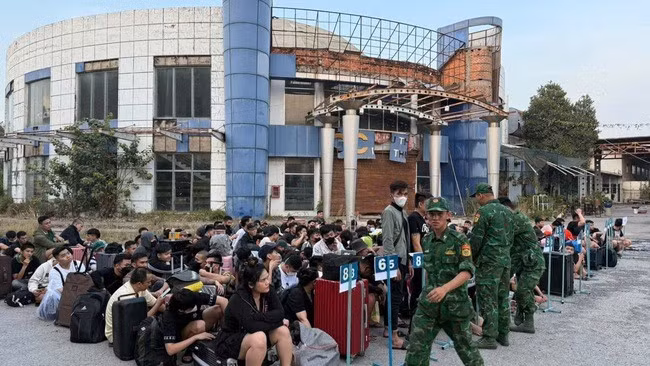 Trong số người tiếp nhận, công an phát hiện hàng trăm người làm việc trong công ty lừa đảo