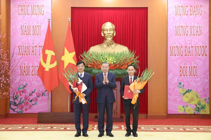 Tổng Bí thư Tô Lâm chúc mừng ông Nguyễn Duy Ngọc và ông Lê Hoài Trung. (Ảnh: TTXVN) lehoaitrung.jpg