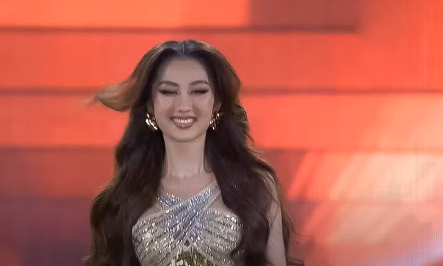 Hoa hậu Quế Anh rạng rỡ trong đêm chung kết. Võ Lê Quế Anh sinh năm 2001 tại Quảng Nam. Cô sở hữu chiều cao 1,73 m cùng số đo ba vòng 78-62-89. Ảnh: Chụp màn hình