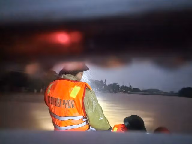 Trong đêm lực lượng chức năng vẫn triển khai công tác cứu hộ