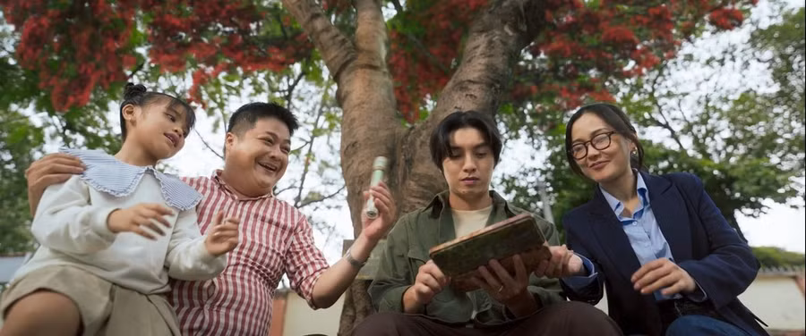 Bộ 3 diễn viên chính bản truyền hình "Kính vạn hoa" đóng vai cameo trong phim điện ảnh. (Ảnh: Đoàn phim cung cấp)