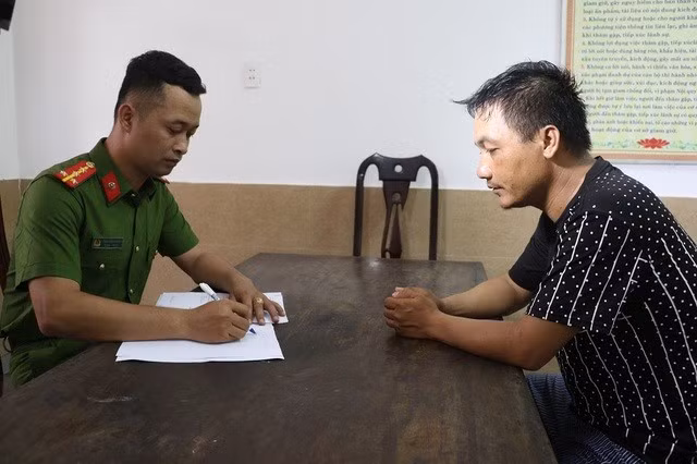 Võ Văn Kiên làm việc với cơ quan công an. Ảnh: V. Hậu