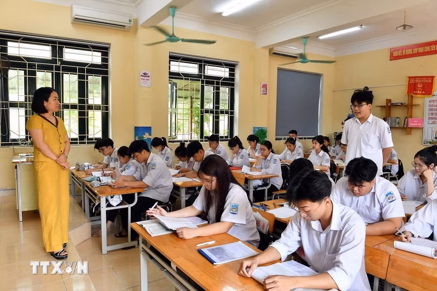 Giờ học của giáo viên và học sinh Trường Trung học phổ thông Ỷ La, thành phố Tuyên Quang. (Ảnh: TTXVN phát)