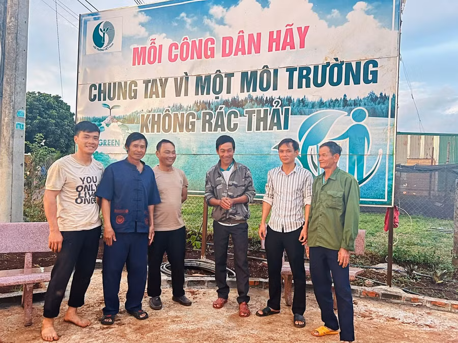 1-ong-nguyen-cong-tien-thu-2-tu-phai-qua-van-dong-nguoi-dan-chung-tay-bao-ve-moi-truong-lam-khuon-vien-sach-dep-anh-dinh-yen.jpg